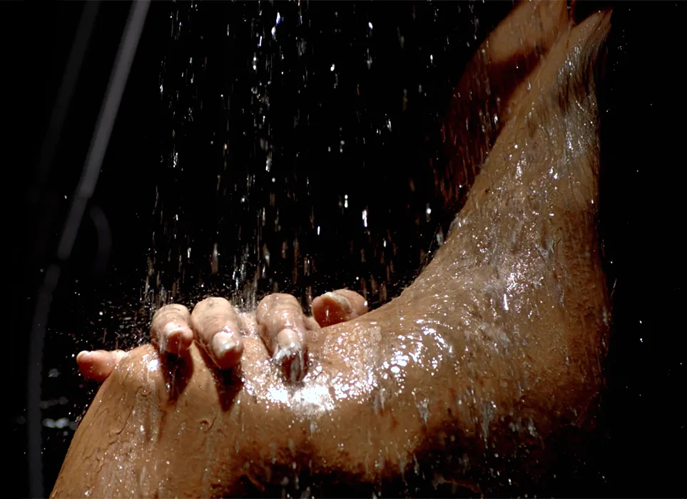 Épaule d'une femme sous la douche